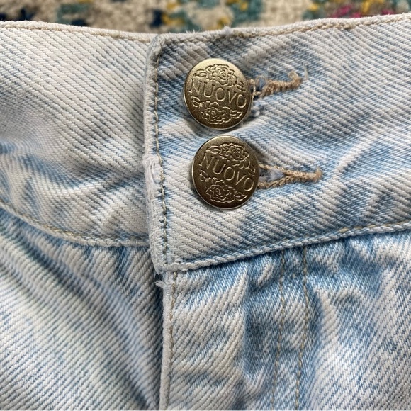 Vintage 80s/90s Nuovo High Waist Acid Wash Denim Shorts - Picture 4 of 7